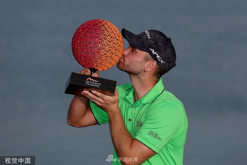 夺冠后，丹尼尔·加文斯深情亲吻拉斯海玛锦标赛冠军奖杯，眼神中流露出梦想成真的喜悦与激动。