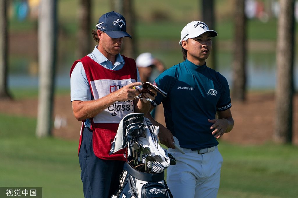 科克凝神静气，在决赛轮中准备挥出关键一击，背景是典型的佛罗里达球场风貌