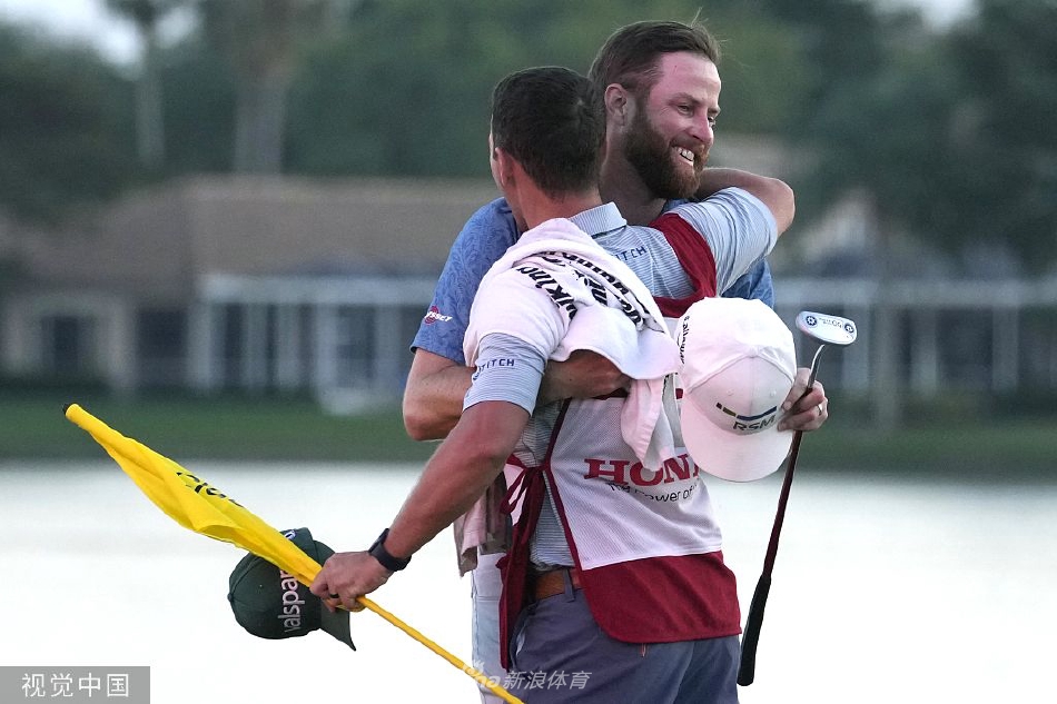 夺冠后，克里斯·科克与身旁的球童激动相拥，分享这来之不易的狂喜瞬间