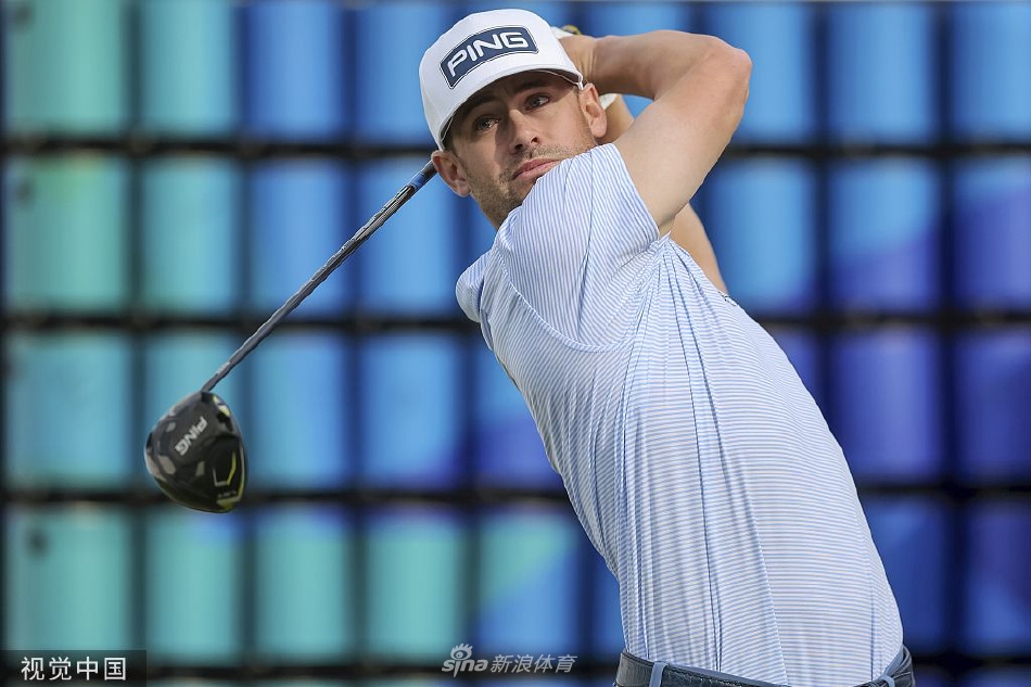 乔丹·斯皮思在沙坑中完成一记漂亮的救球，展现出顶尖球星精湛的短杆技术