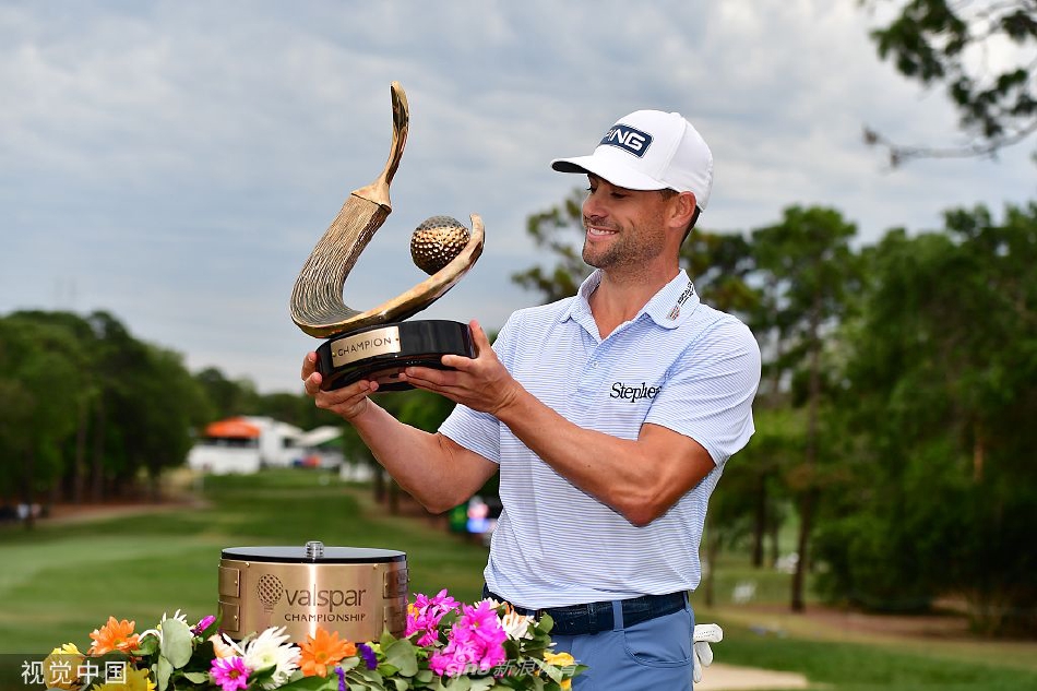 冠军泰勒·摩尔面带灿烂笑容，向热情的支持者们挥手致意，分享胜利的喜悦