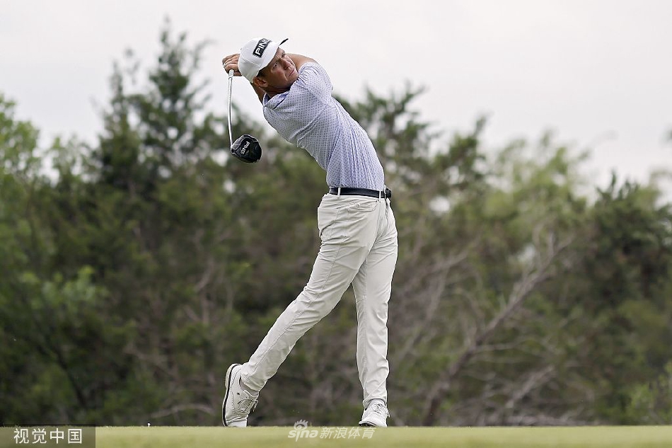 在万众瞩目下，科里·康纳斯高高举起瓦莱罗德州公开赛的水晶冠军奖杯，接受全场观众的欢呼与祝贺。