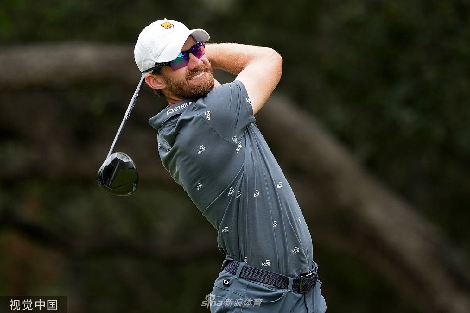 赛后新闻发布会上，康纳斯手持奖杯，眼神坚定地望向远方，仿佛已经在展望下一周美国大师赛的挑战。