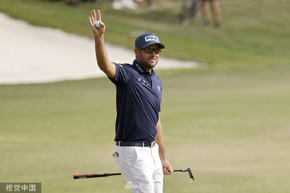 夺冠后，康纳斯与妻子深情相拥，妻子兴奋地跃入丈夫怀中，现场充满了温情与喜悦。