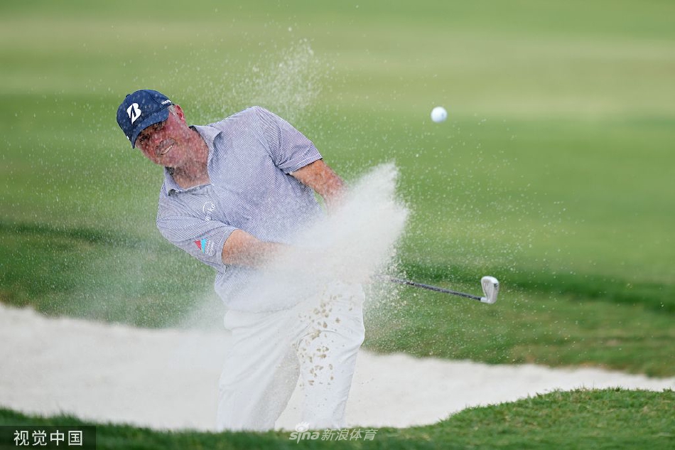 康纳斯身穿传统的德州冠军牛仔靴，手持奖杯与家人合影，脸上洋溢着幸福而自豪的笑容。