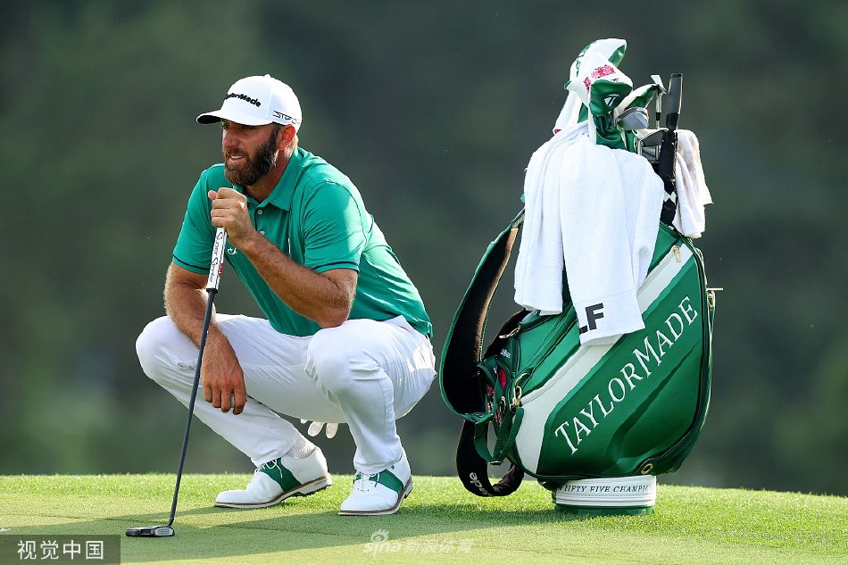 夕阳余晖映照下的奥古斯塔会所与记分牌宁静庄严，首轮战罢，领先榜上的名字将在这里经历整个周末的考验