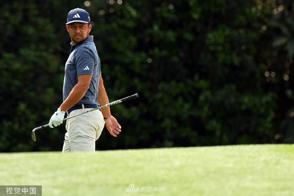 观众们聚集在奥古斯塔著名的阿门角屏息凝神，等待球员挑战这一致命难关，赛场氛围紧张而神圣