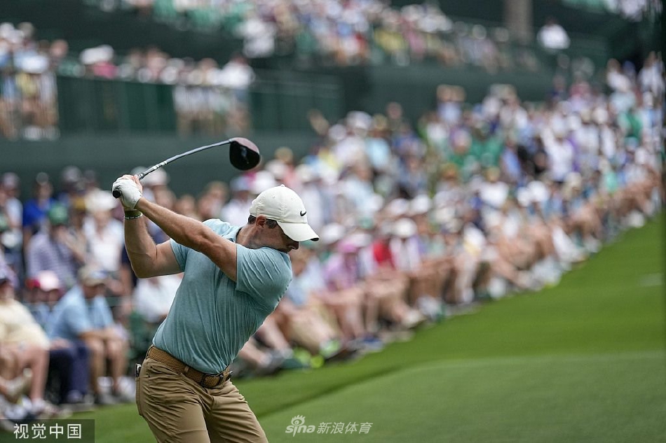 泰格·伍兹在比赛中凝神推击，饱经风霜的面容写满专注与坚毅，传奇人物在奥古斯塔的每一步都牵动人心