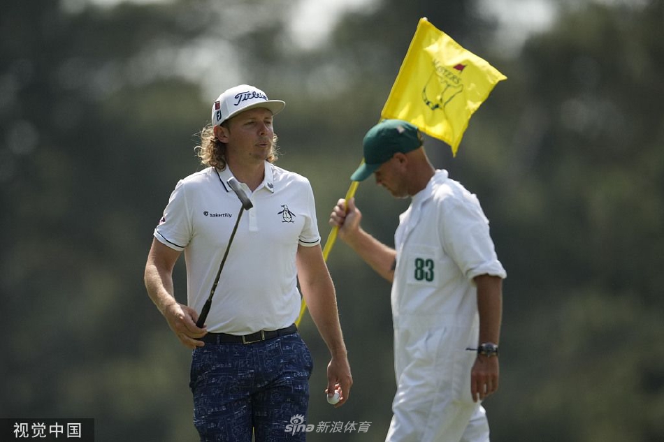 维克多·霍夫兰与泰格·伍兹在果岭上并肩观察线路上演新老传承，两位不同时代的巨星同框是首轮最动人的场景之一