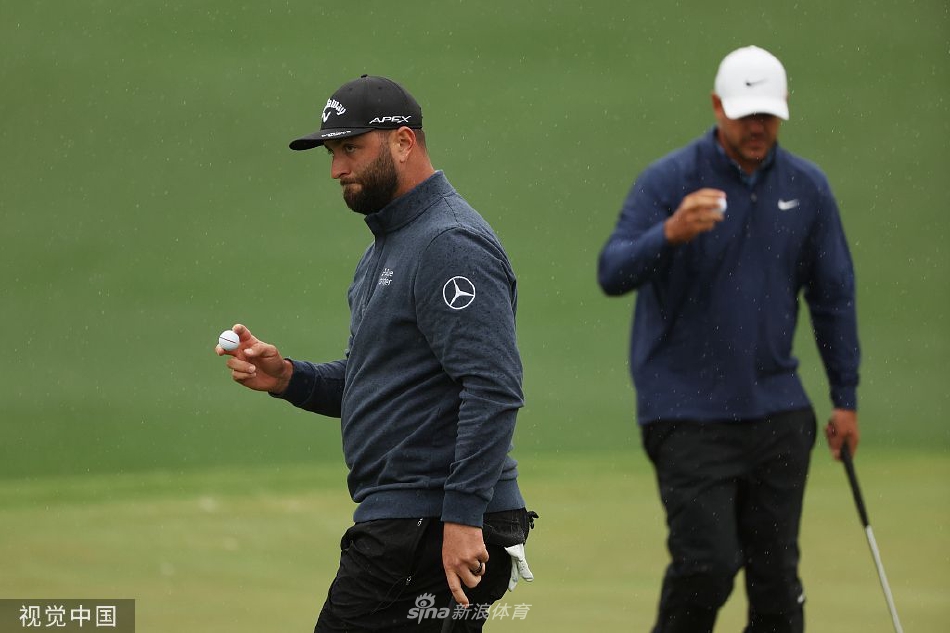 雨幕笼罩下的奥古斯塔俱乐部会所古朴宁静，与场上激烈的竞争形成静谧与激昂的对比。