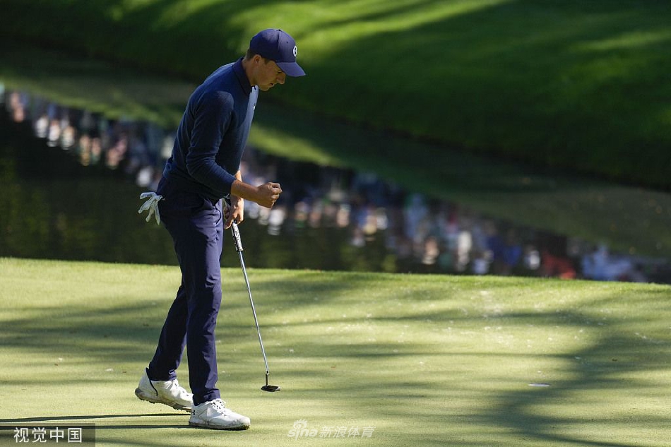 谢奥菲勒与瑞德在决赛轮第十八洞果岭并肩行走，两人在激烈的竞争中亦保持着对彼此的尊重。