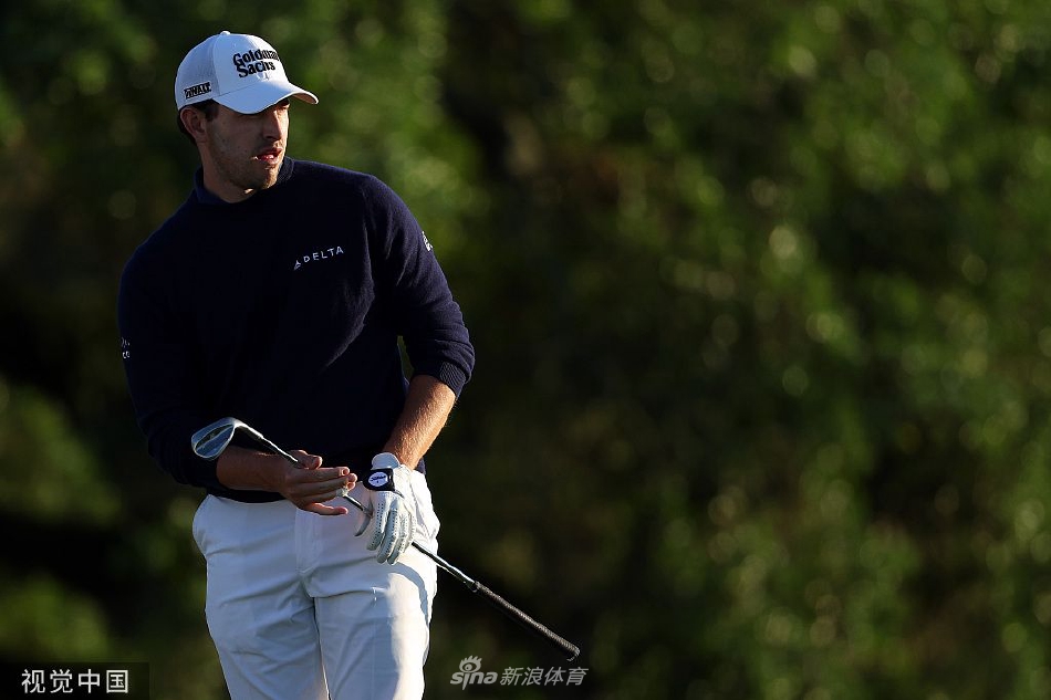 霍夫兰在奥古斯塔著名的阿门角挑战高难度攻果岭一杆，专注的神情与优美的球场背景构成一幅动人画面。