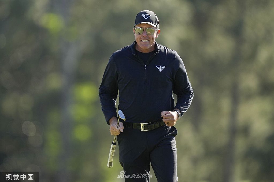 舍夫勒在球道上冷静观察风势与落点，世界第一展现其标志性的沉稳与精准策略。