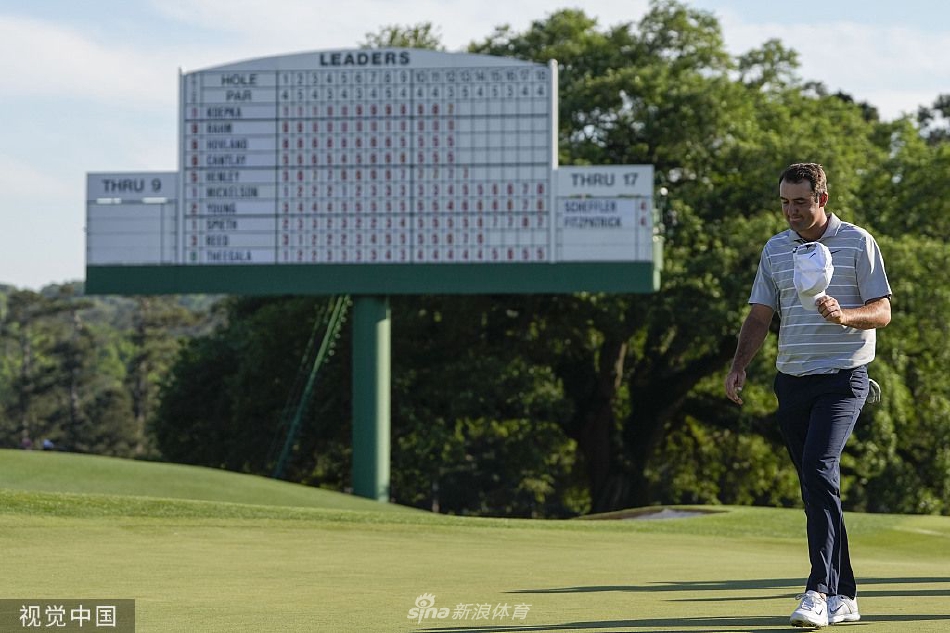 科普卡在决赛轮关键洞的果岭上凝视推杆线路，神情专注，决胜时刻空气仿佛凝固。