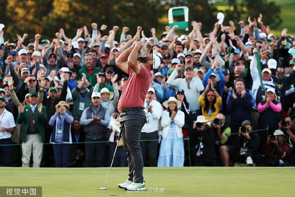 科普卡面带微笑，亲自为身披绿夹克的新科冠军拉姆整理衣装