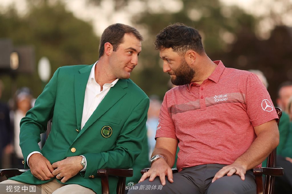 拉姆的家人冲上果岭与他紧紧相拥，妻子眼中闪烁着幸福的泪光