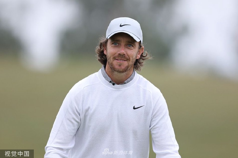 众多球迷聚集在练习场边,观看偶像热身,期待着一场精彩大赛的揭幕。