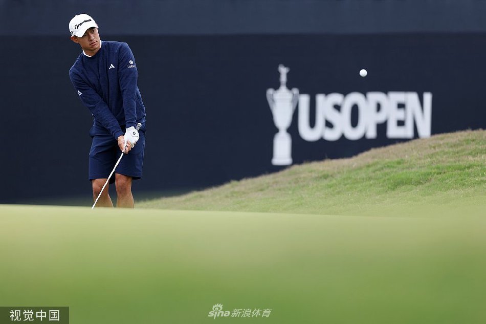 科林·森川与同组球员在球道上漫步交流,轻松的气氛下难掩大赛前的竞争意味。