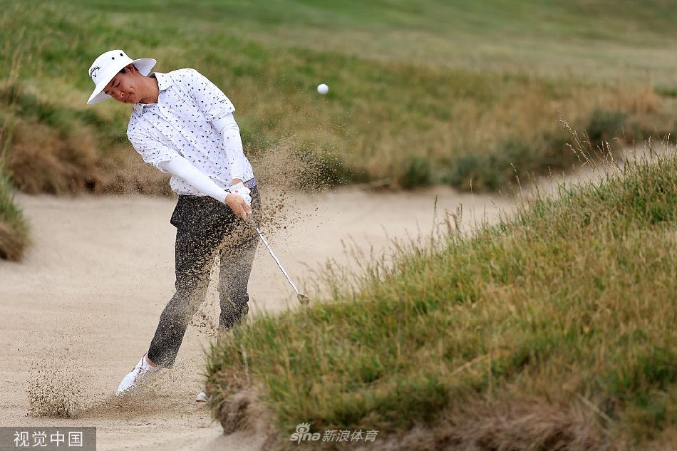 维克多·霍夫兰在练习场全力挥杆,阳光勾勒出他充满力量感的击球姿势。