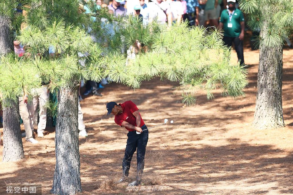 决赛轮开球前,伍兹在练习场静默沉思,四周寂静,唯他与球杆为伴,为百轮之战做最后准备