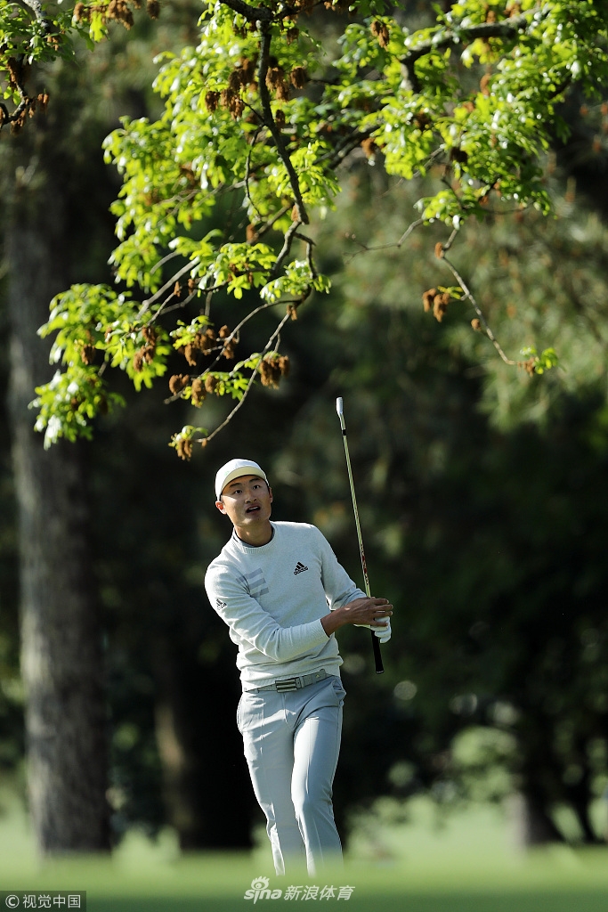 看到小球精准地落在果岭理想位置，李昊桐脸上露出满意而克制的微笑，那是策略得到完美执行后的瞬间放松。