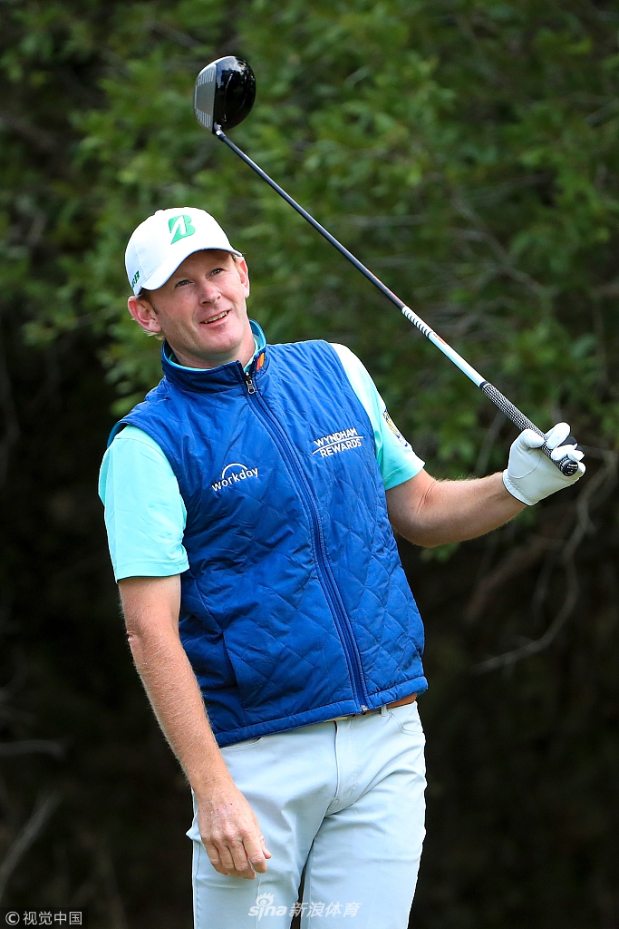 金时沅在沙坑中完美救球，沙粒飞扬中小球精准飞向洞杯