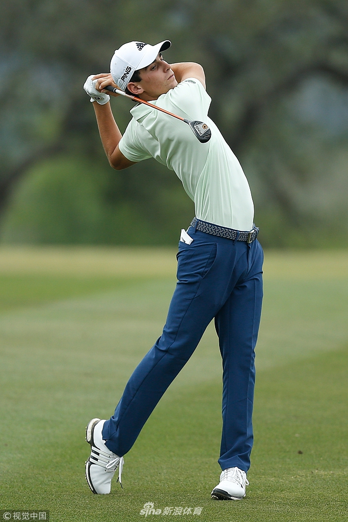 华金-涅曼在发球台上优雅转身完成送杆，动作流畅一气呵成，展现新生代球员的飒爽风姿。