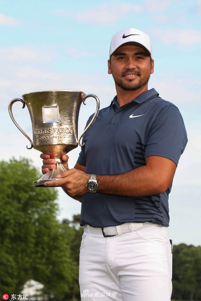 戴伊俯身深情拥抱自己的幼子,将冠军的荣耀与家庭的温暖融为一体。