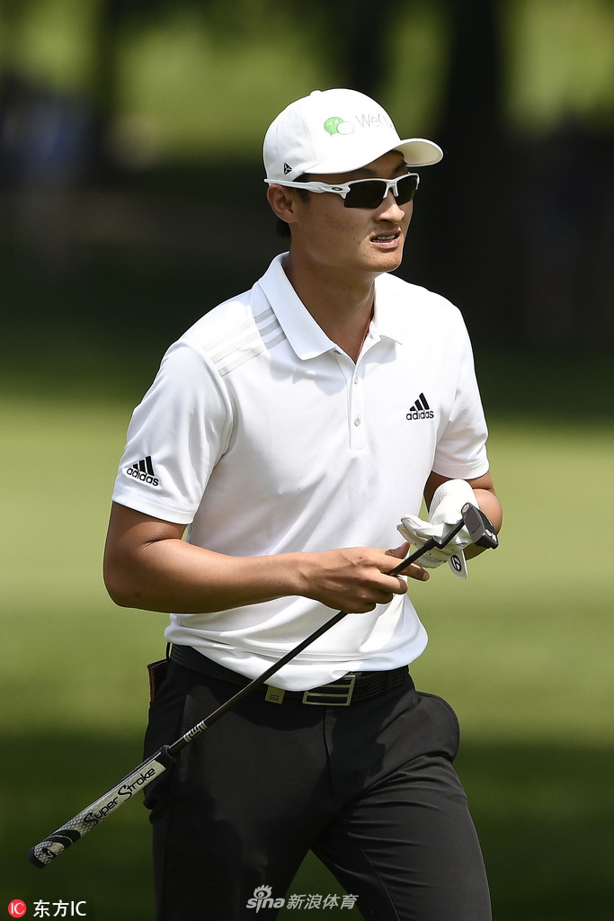 英格兰名将伊恩·保尔特在沙坑中冷静救球，展示了顶尖球员处理困难球位的高超技巧。