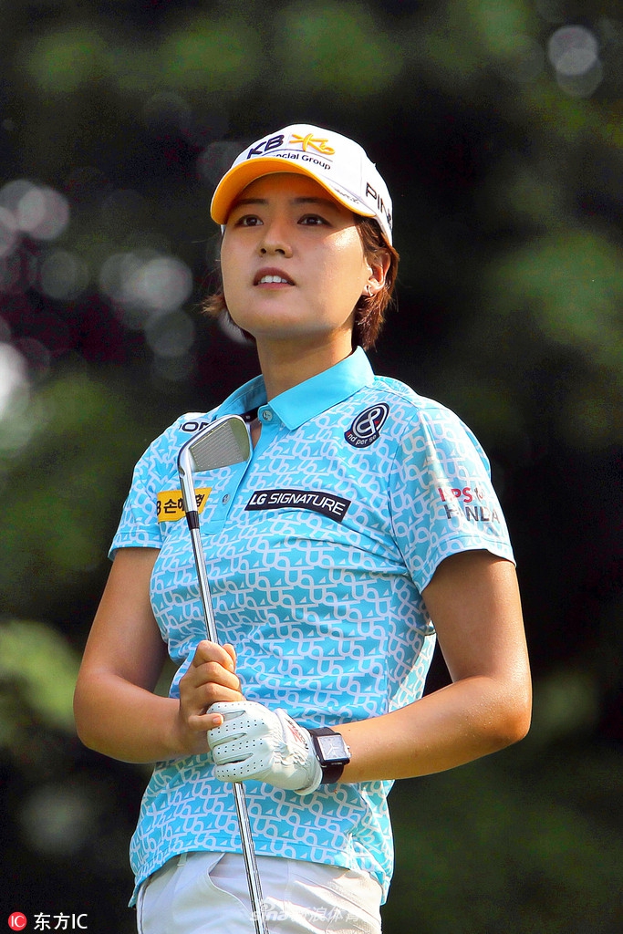 安娜-诺德奎斯特在沙坑中奋力救球，身体姿态展现出力量与技巧的结合