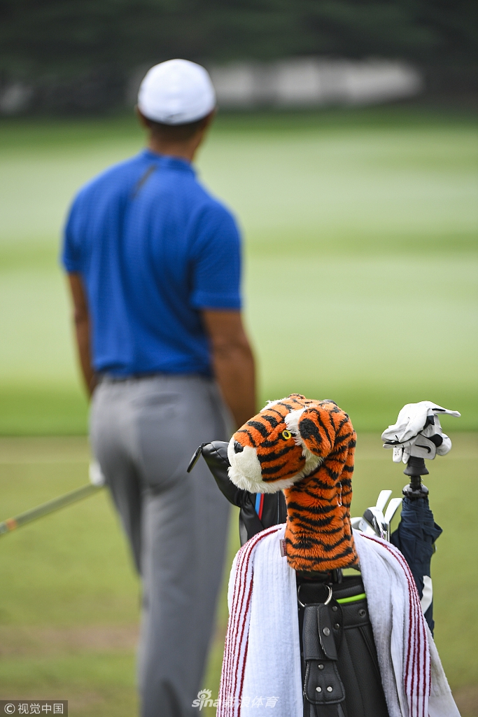 李昊桐在比赛中专注审视球位,代表中国力量在国际高坛舞台崭露头角