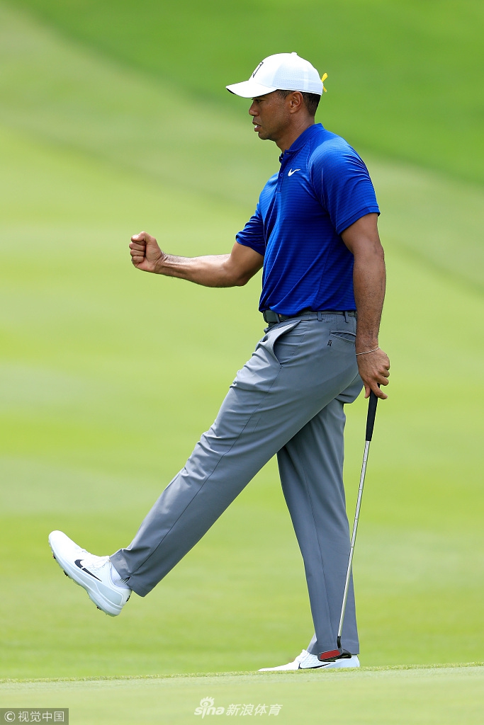 伍兹在球道沙坑中果断挥杆救球,沙粒飞扬瞬间彰显力量与决心