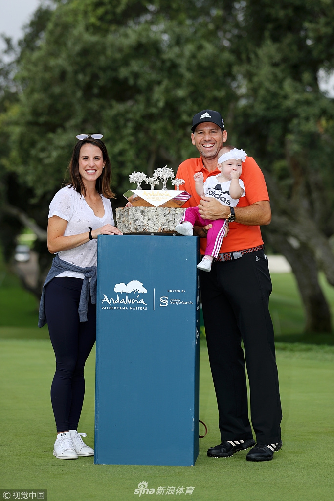 加西亚深情亲吻冠军奖杯的侧影特写,眼神中充满了对胜利的珍视、对比赛的投入以及对这片主场土地的深深热爱。