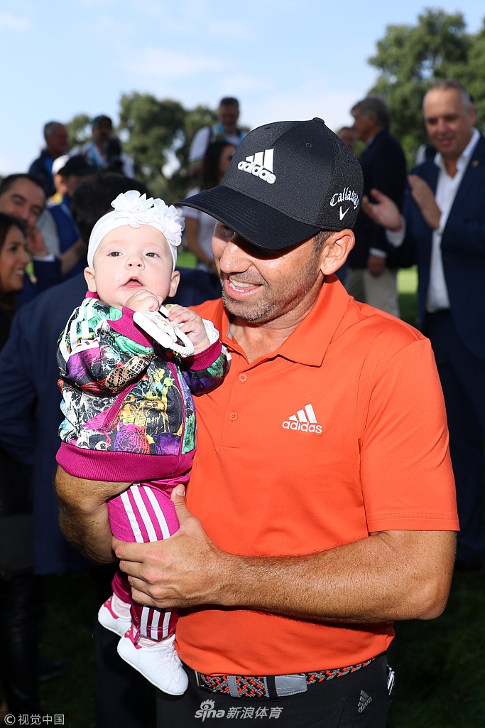 加西亚微笑着与球童并肩行走在瓦德拉玛如画的球道上,师徒二人神情放松,享受着比赛与主场支持的完美氛围。