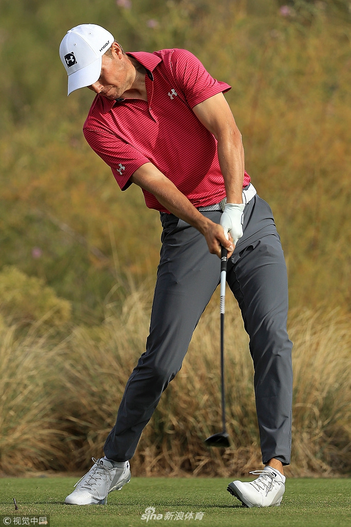 乔丹·斯皮思在全神贯注地完成一记开球，他挥杆的瞬间身体力量完全释放，目光紧紧锁定小球飞出的轨迹。