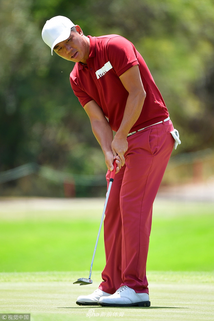 卫冕冠军格雷斯与高球传奇‘黑骑士’普莱尔热情握手,背景是雄伟的俱乐部会馆