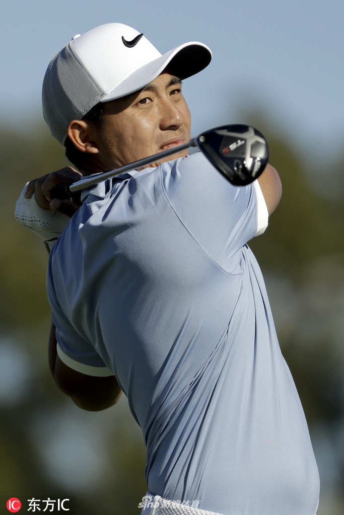 球员在沙坑中救球，沙砾飞扬展现高尔夫技巧与力量之美