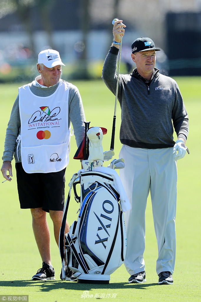 弗朗西斯科·莫里纳利沉稳挥杆，动作简洁而富有韵律感