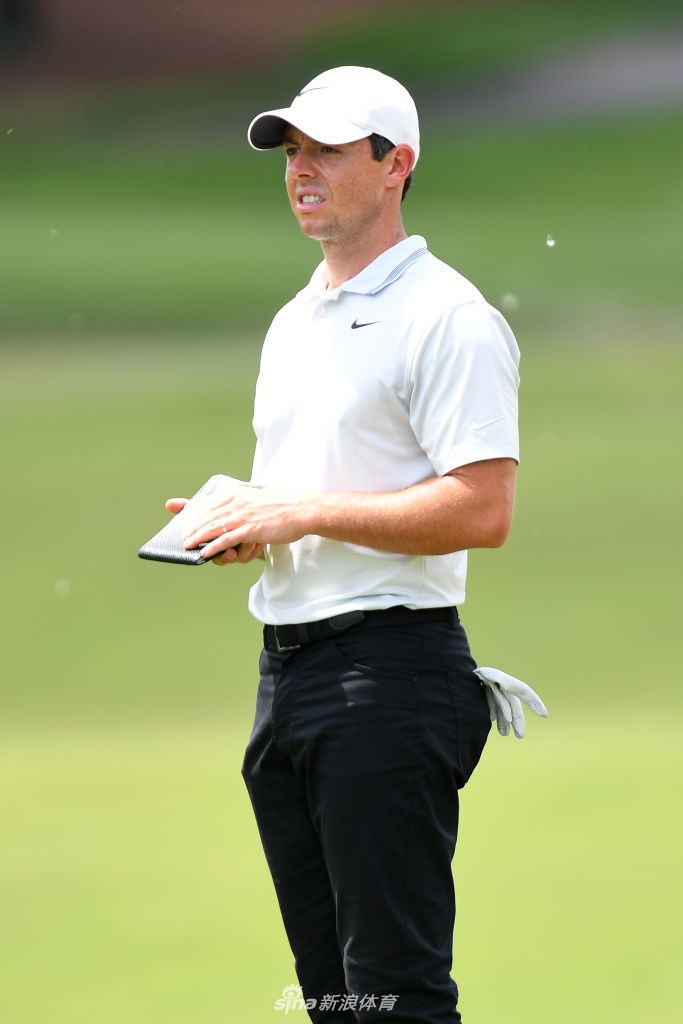 简森·戴伊在树林中优雅挥杆,阳光穿过枝叶洒下,勾勒出他完美的击球姿态。