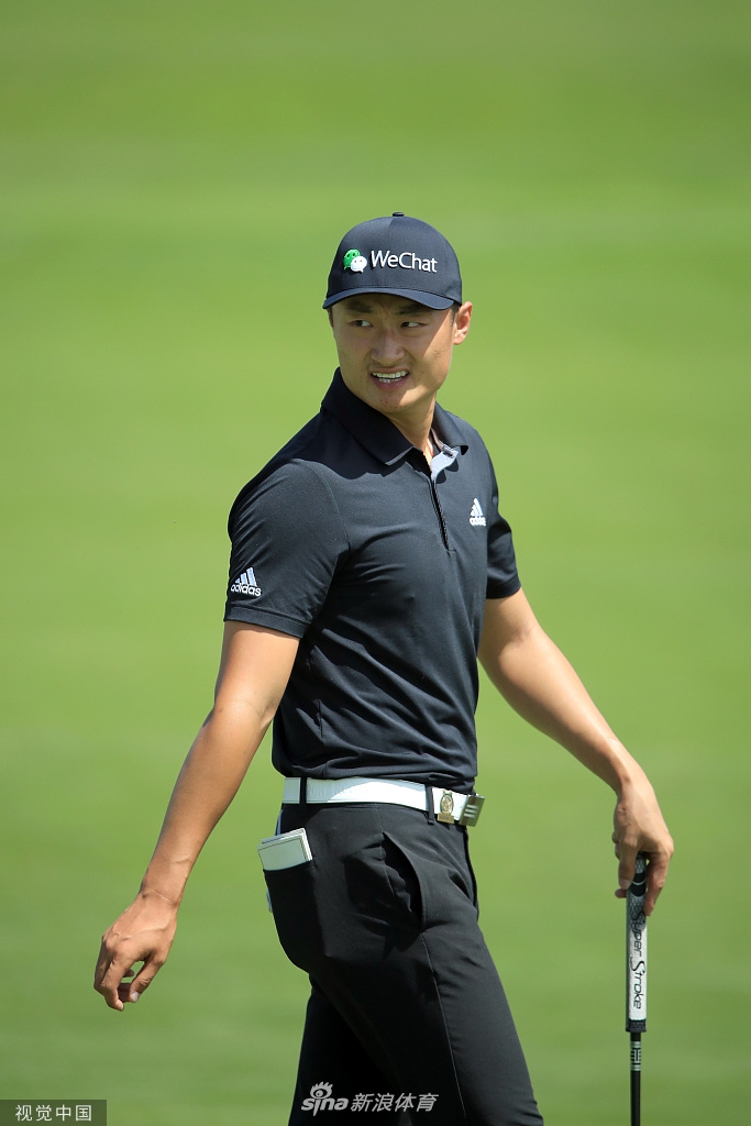 李昊桐在沙坑中练习关键救球，沙粒飞溅间尽显扎实基本功