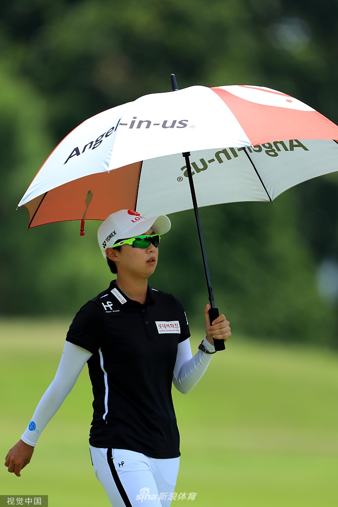 西班牙选手卡洛塔·希甘达在球道上优雅挥杆，身姿舒展，目光坚定地望向球道远方，挑战领先位置。