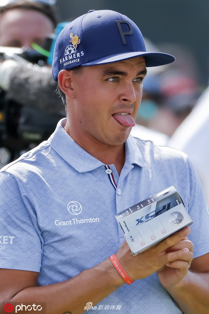 一位球星在沙坑中练习救球，扬起一片沙尘，展现了对困难球位的精心准备