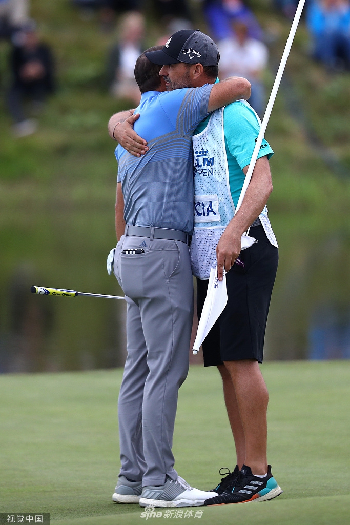 冠军加西亚俯身亲吻金光闪闪的荷兰公开赛奖杯，深情满满