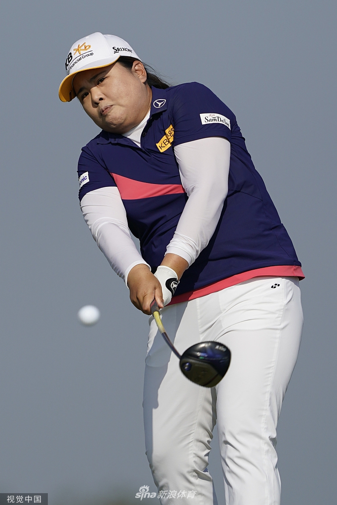 赛事观众聚集在果岭周边，屏息凝神观看球员推杆，赛场气氛紧张而热烈。