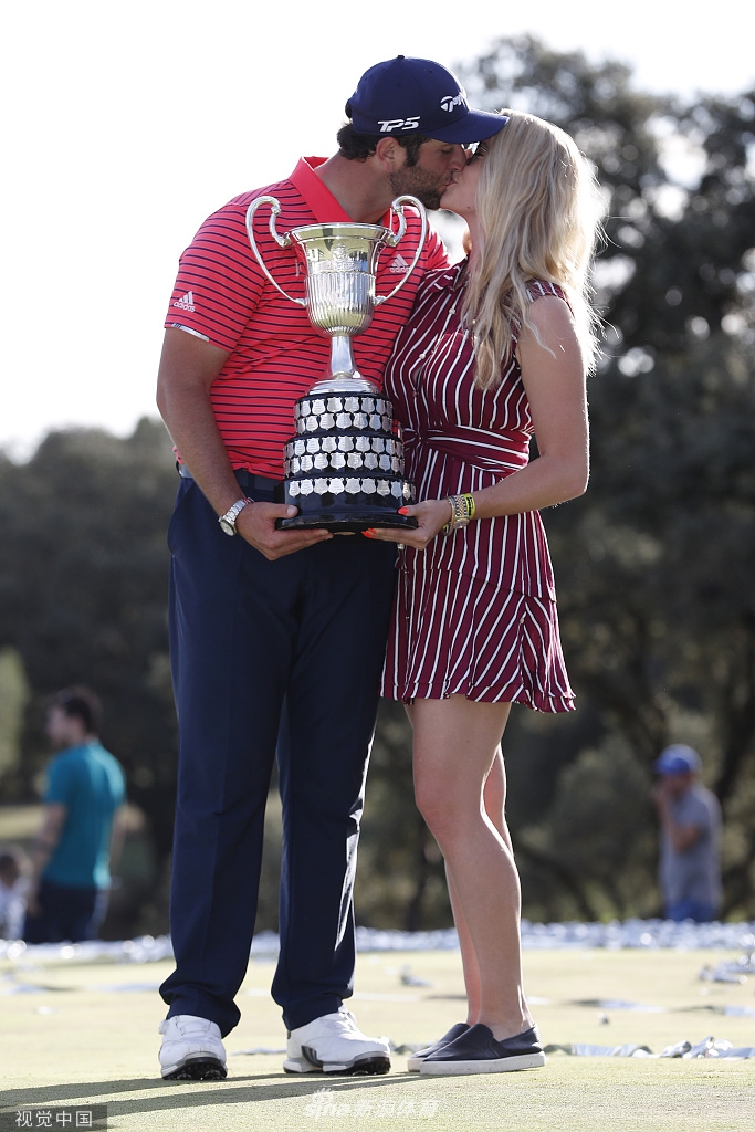 冠军奖杯熠熠生辉，拉姆与卡希尔共同手持，爱意与荣耀交织