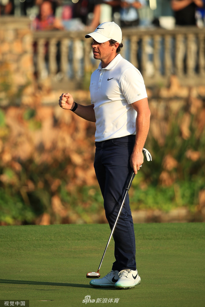 麦克罗伊与巨大的冠军奖杯合影,脸上洋溢着灿烂而满足的笑容