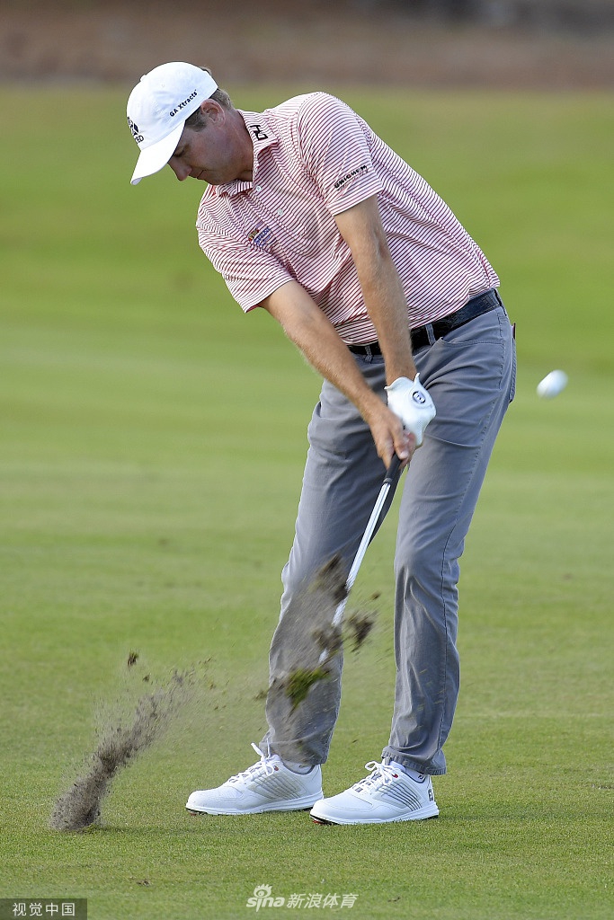 韦伯·辛普森在球道上沉稳挥杆，他是托德冲击三连冠道路上的最强劲对手之一。