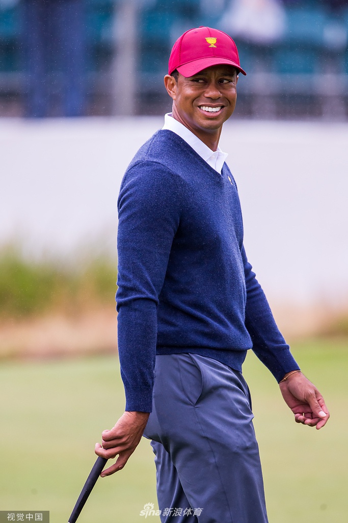 伍兹在练习果岭边露出标志性微笑，自信与沉稳是带给全队最好的定心丸