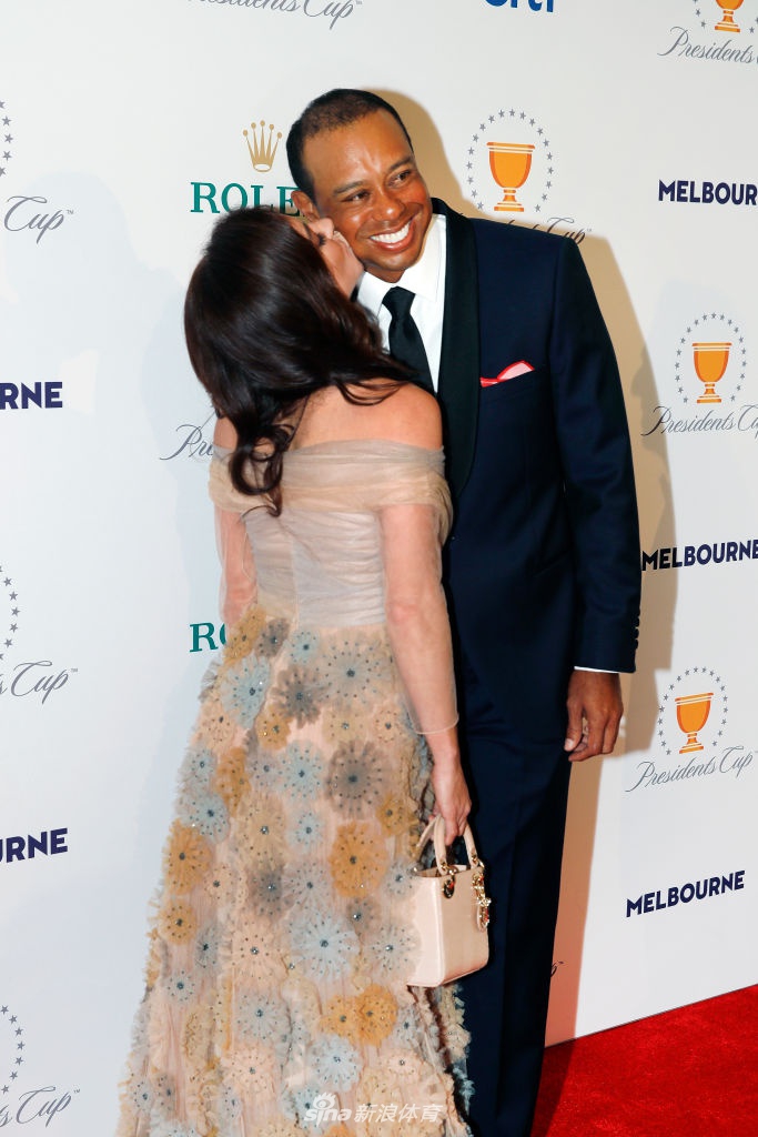 国际队澳大利亚本土球星马克利什曼与妻子深情相拥，两人在镜头前自然流露的爱意，衬托出大赛前夕温馨而私密的个人时刻。