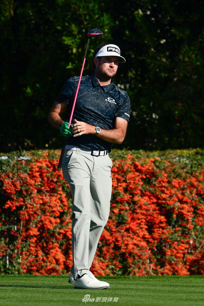 托尼·弗诺独自走在球道上，黄色的科比球衣背影略显落寞，竞争体育的残酷与魅力尽显其中